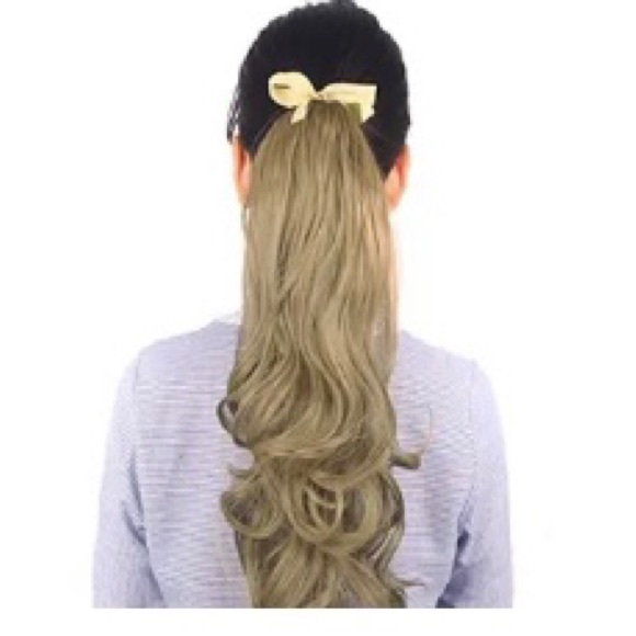 Synthetic Silver Grey 18” Curly Ponytail Extension - Picture 2 of 3